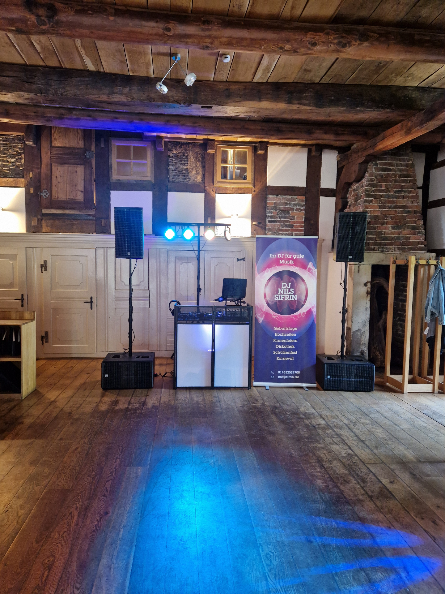 Professioneller DJ mit Eventbeleuchtung
